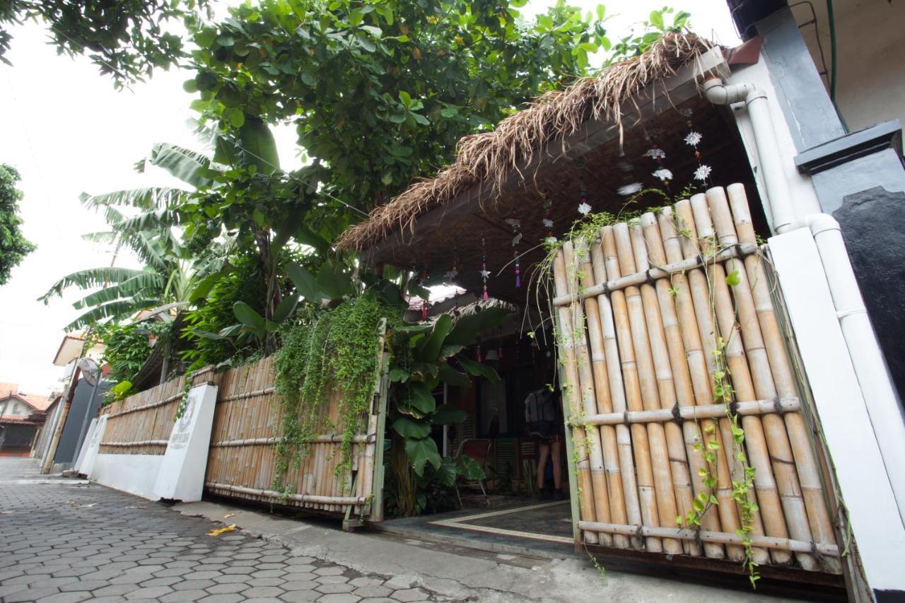 Happy Buddha Yogyakarta Hostel Buitenkant foto